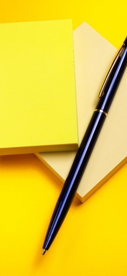 docx转pdf App 的转换队列页面，三份文档依次显示处理进度条，已完成的一份标着绿色对勾，整体配色为靛蓝与浅紫